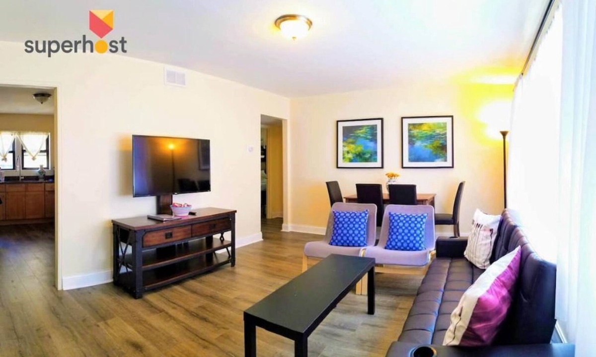 Chinatown House | 1 #31 - 4 Bedroom Condo - McCormick Place, Wintrust Arena, Chinatown