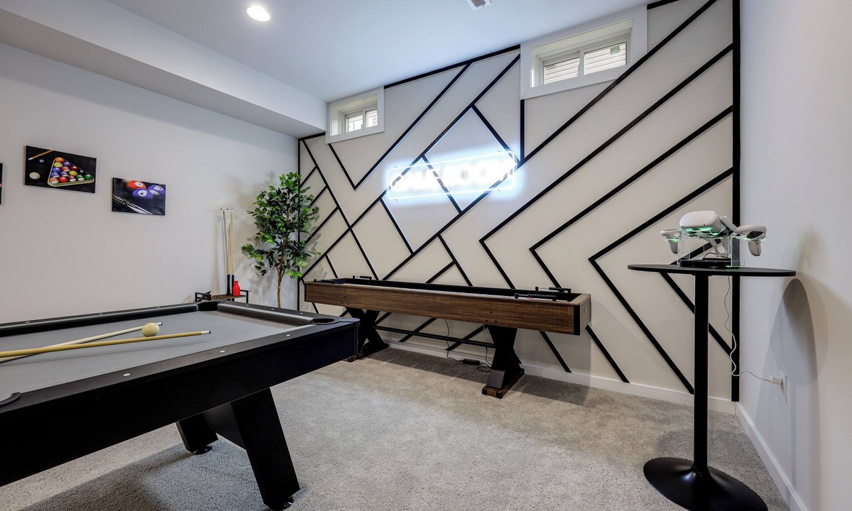 Triangle House | 1 Mile to Quantico: 5BR Home w/Game Room!