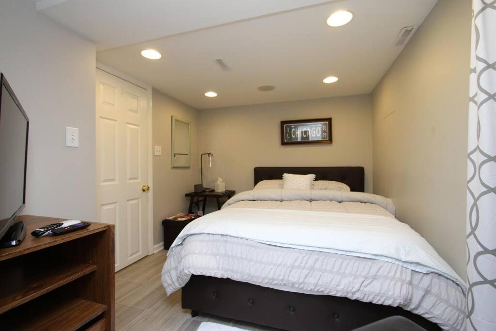 Jefferson Park Apartment | 15 min Ohare/Rivers Casino/Downtown & Parking1