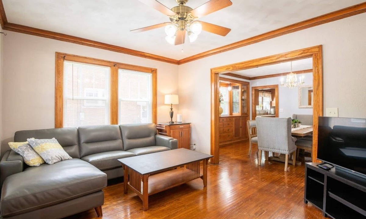 Morton House | 1925 Craftman style home close to downtown Morton