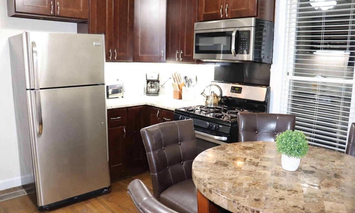 River Forest Apartment | 1BR Apartment - Walk to Shops - Downtown OAK PARK