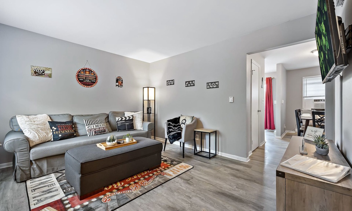 Yorkville House | 2 bd 1.5 bath/WI-FI/Sleeps6/Near waterpk/Yorkville