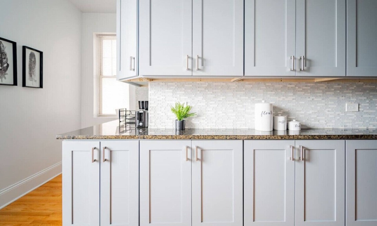 Wrigleyville Apartment | 2-Bedroom Apartment in Lively Neighborhood
