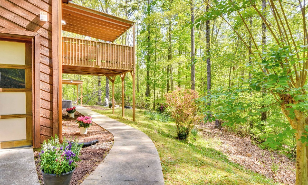 Toccoa Apartment | 2 Mi to Toccoa Falls: Cozy Getaway w/Yard!