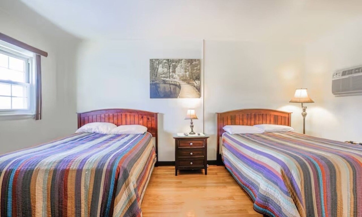 Short Creek Hotel | 2 Modern Double-Bed Rooms Close to Cadiz Activities Plus Free Parking