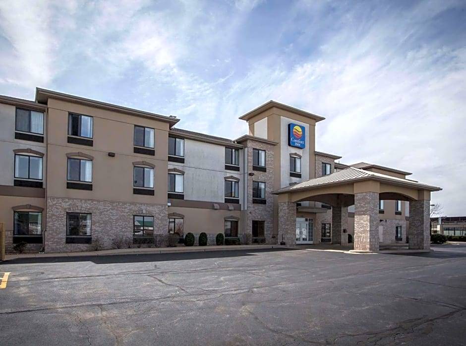 Village of Lakewood Hotel | 2-Star Hotel ∙ Comfort Inn Crystal Lake - Algonquin