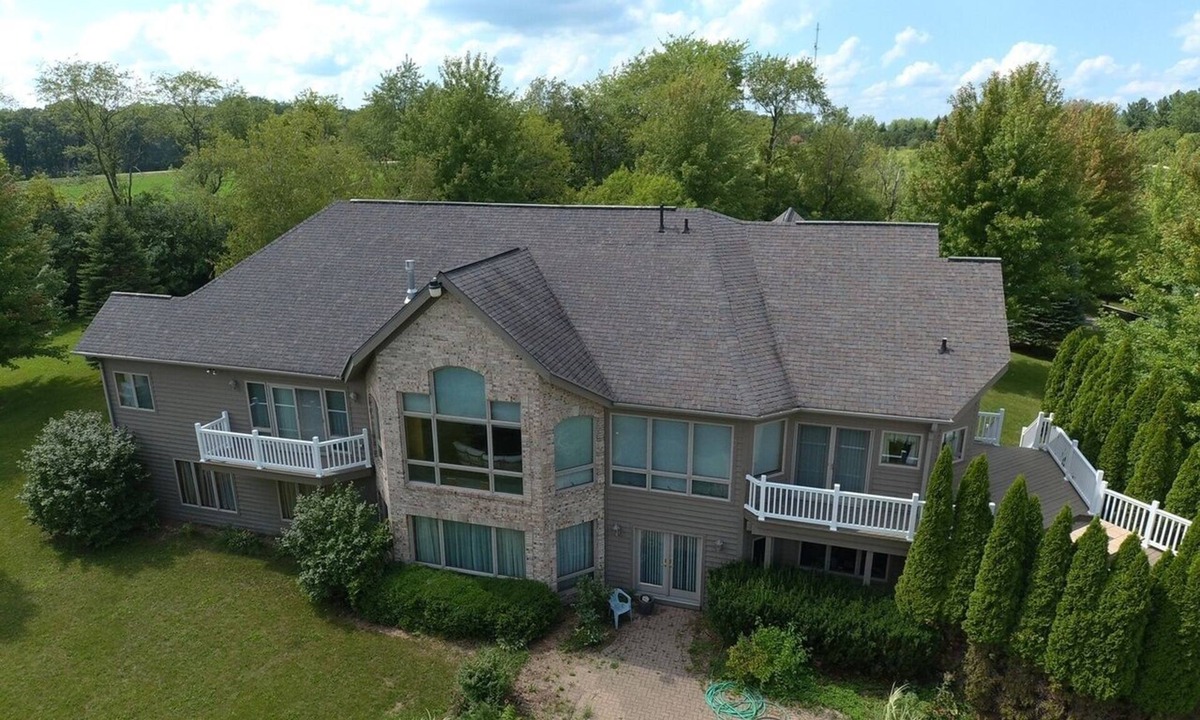 Marengo House | 20-acre Private Family Farmhouse with Event Barn, Private Fishing Pond, and Pool