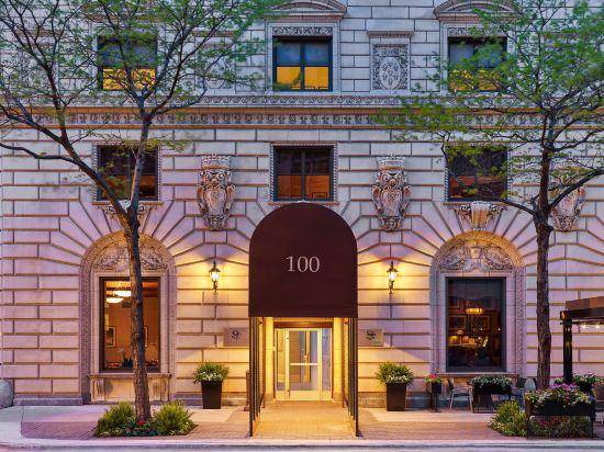 Near North Side Hotel | 250 m² Hotel ∙ 127 guests