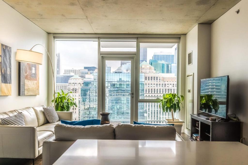 Downtown Chicago Apartment | 2B,2BA Luxury Apartment Balcony,Wi-Fi, PAID IN&OUT PARKING IN BLDG