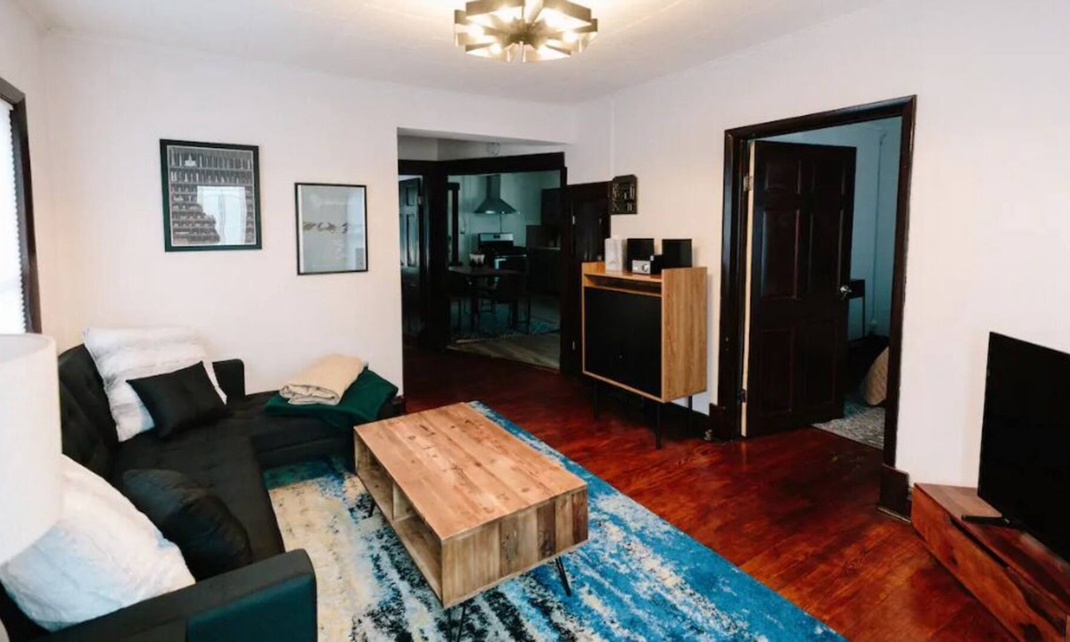 Urbana House | 2BR Bungalow DT Urbana w/ 1GB WiFi + Spacious Yard