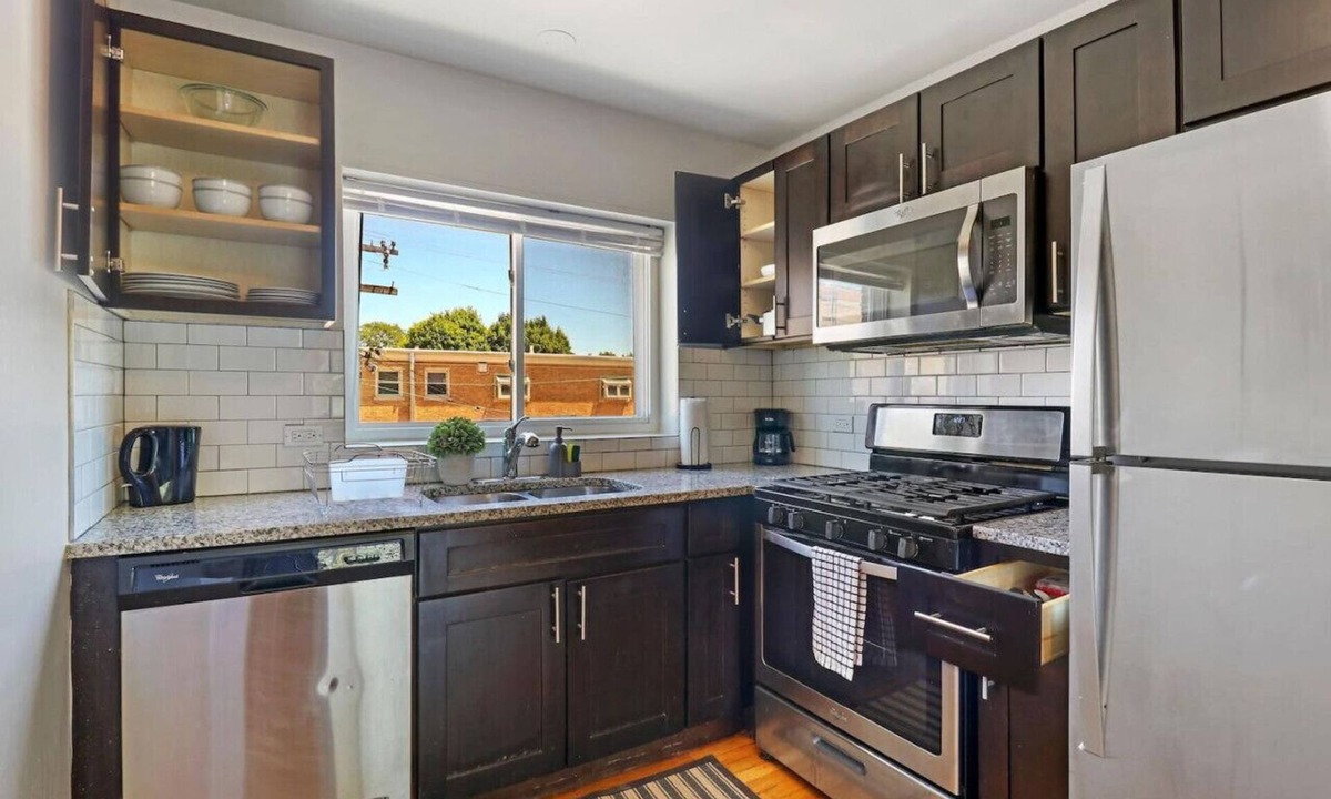 West Ridge Apartment | 2BR Modern & Comfy Apt in Rogers Park near Dining!