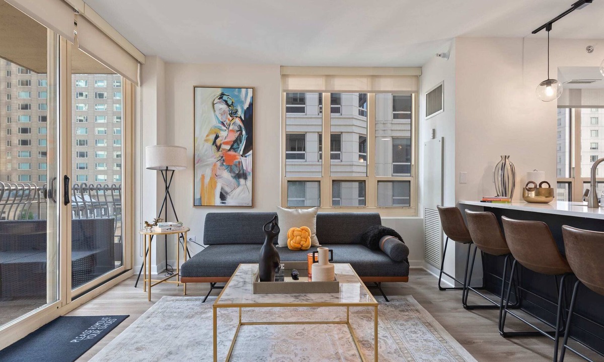 Rush and Division Apartment | 2BR near Riverwalk + downtown access