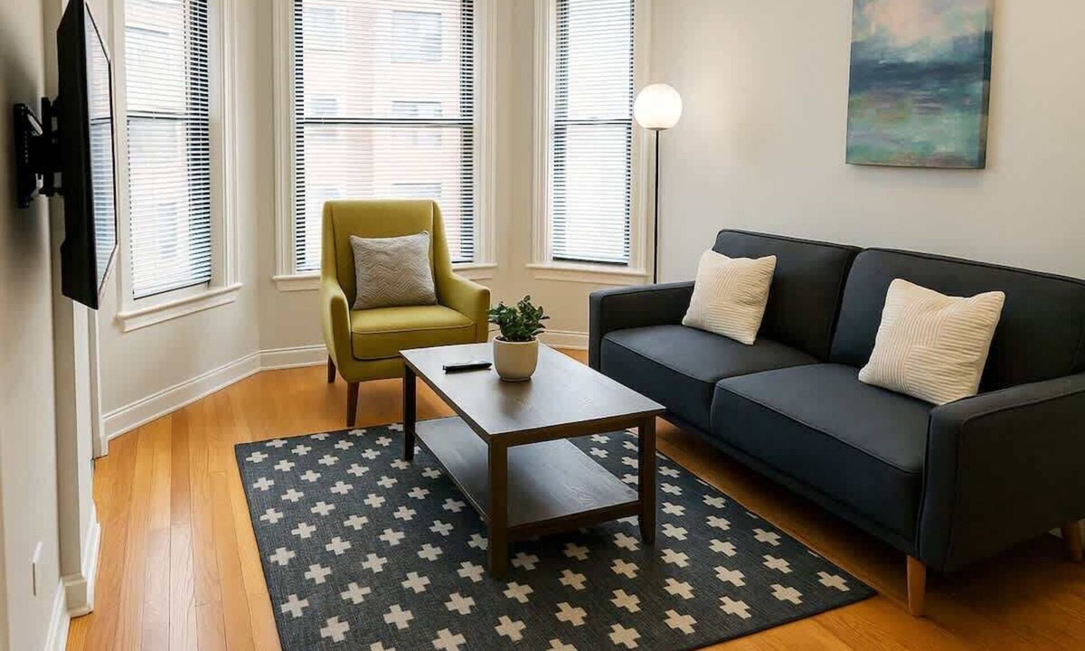 Boystown Apartment | 2BR on N Halsted St: Lakeview Living