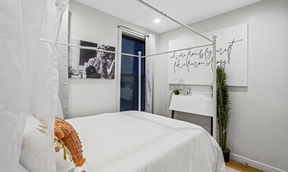 Williamsburg House | 3 BED 2 BATH Pre-War Apartment in Williamsburg, Brooklyn Townhouse