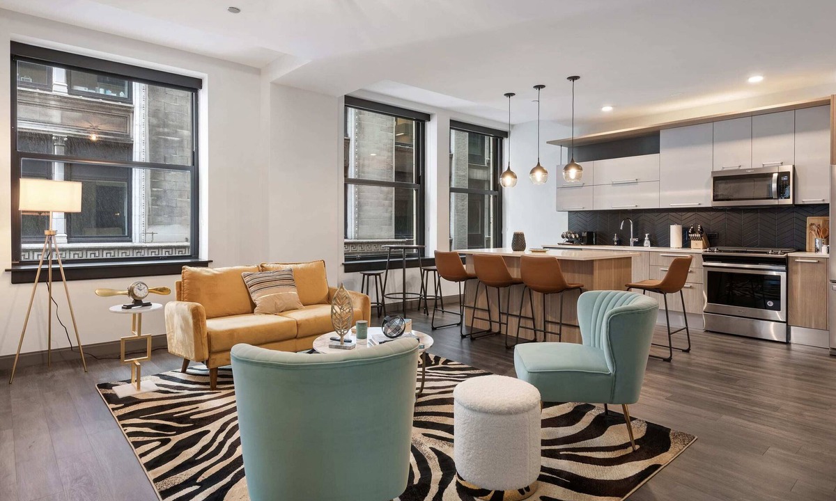 Downtown Chicago Apartment | 3 Prime 2BR Units + Ideal Business Retreat