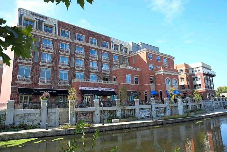 Naperville Hotel | 3-Star Hotel ∙ Hotel Indigo Naperville Riverwalk, an IHG Hotel