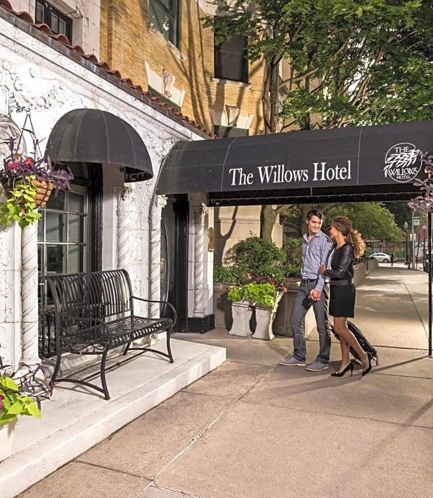Lake View East Hotel | 3-Star Hotel ∙ The Willows Hotel