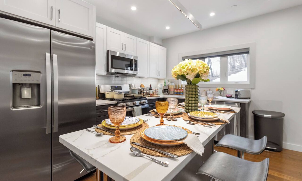 East Somerville Apartment | 3BR2Bth MIT/Harvard/TD Garden/BOS/3 Parking Spaces