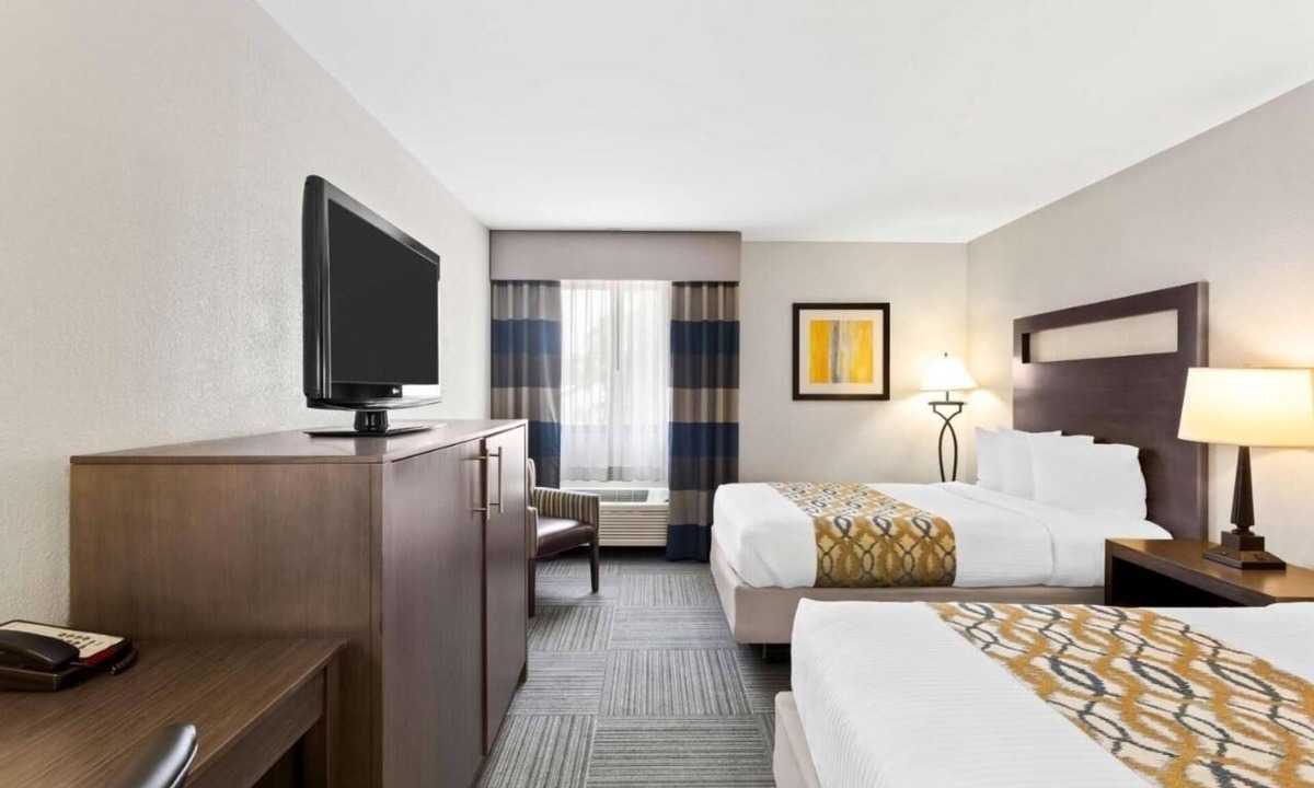 Naperville Hotel | 4 Charming Units Near Downtown Naperville - Free Breakfast and Parking!