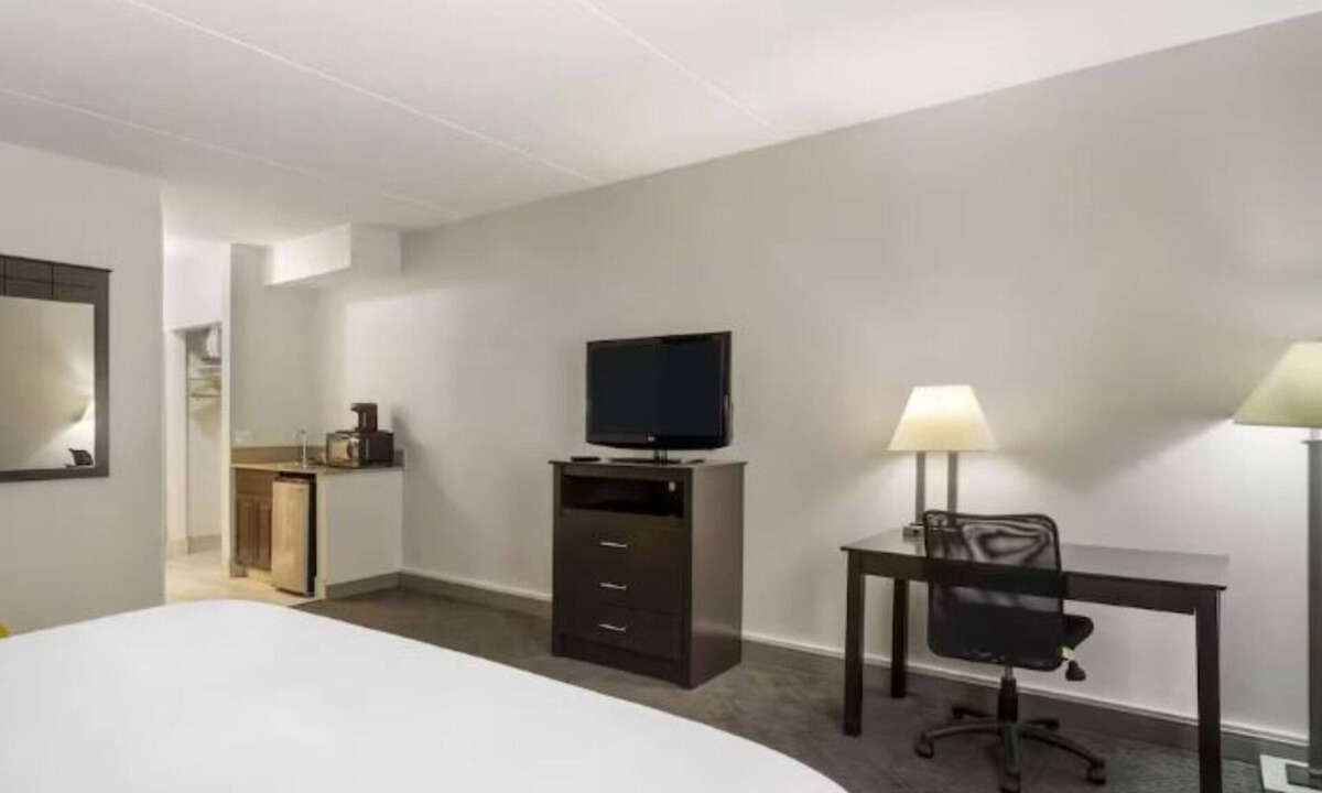 Mundelein Hotel | 4 Suburban Getaway Close to Dining, Shopping, and Entertainment in Mundelein