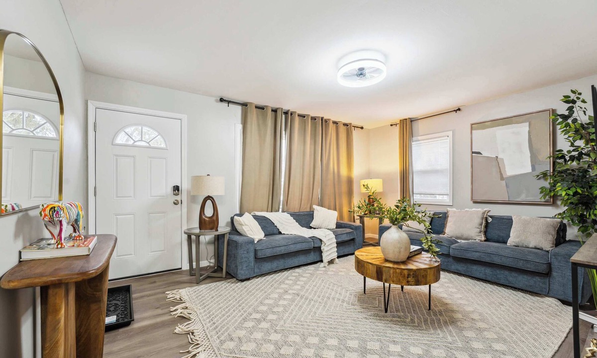 Wheaton House | 4BR Family Home - Prime Location | LCP Collection