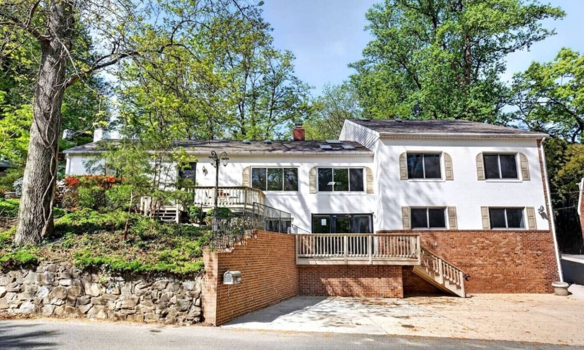 Silver Spring House | 5 Bedrooms | Modern Interior | Spacious