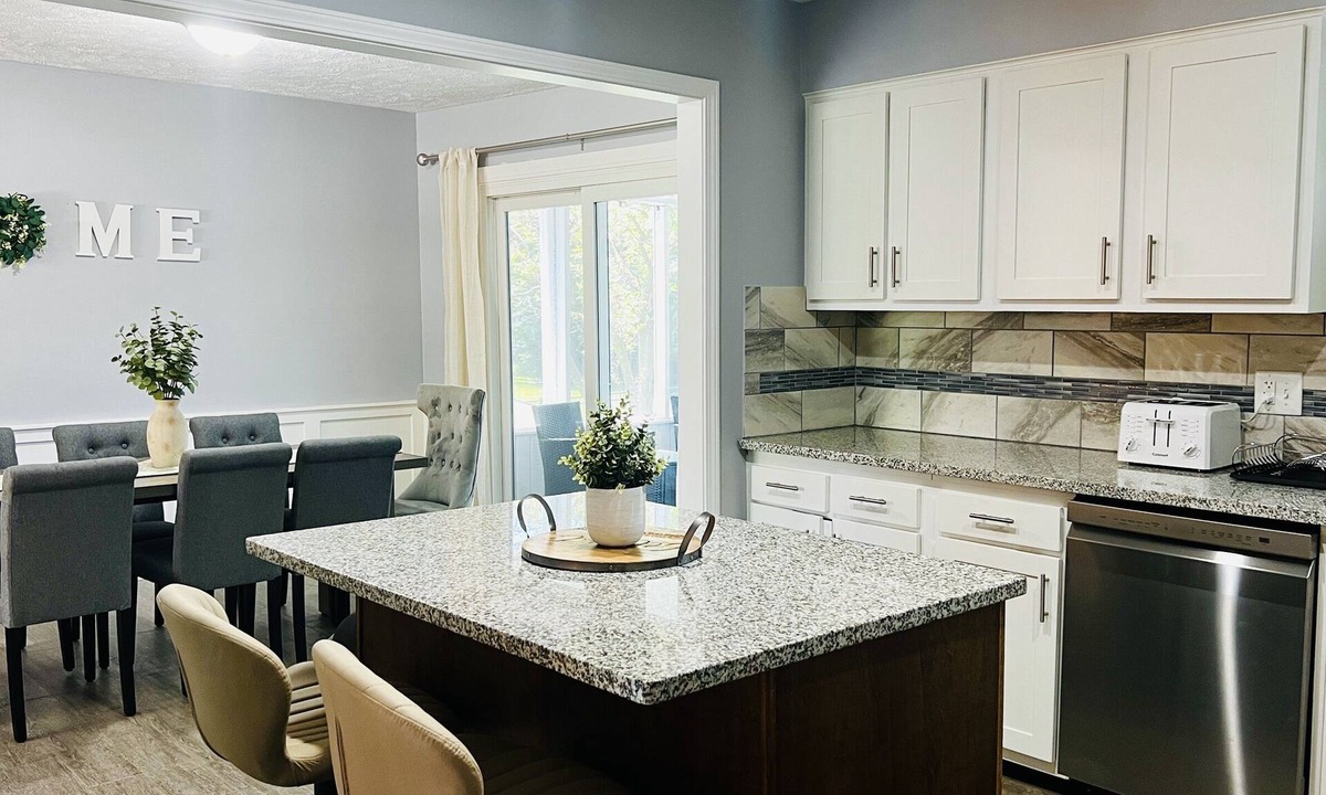 Bloomington House | 5 BR 2.5 Bath Retreat Great for Families & Groups