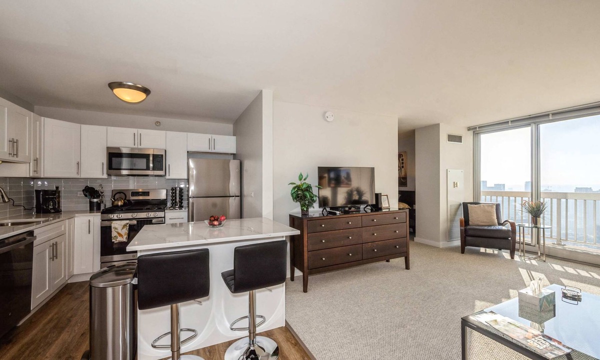 Downtown Chicago Apartment | 50th Floor Mag Mile VIEWS, Balcony, Pool, Gym