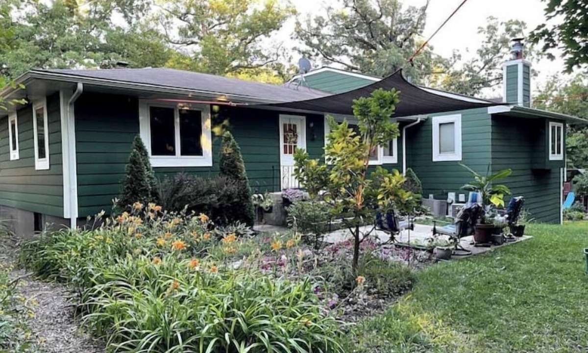 West Chicago House | 6 Bedrm/3 Bath Spring Retreat, Hot Tub, Fireplace
