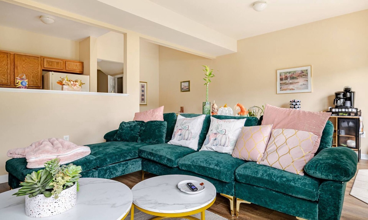 Chambersburg House | A thoughtfully designed 3-bedroom, 2.5-bath townhome tailored for travelers.