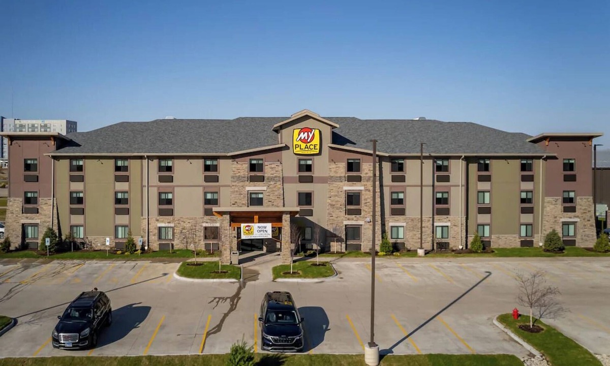 East Moline Hotel | Affordable Room Perfect for Families + Convenient Kitchen Access