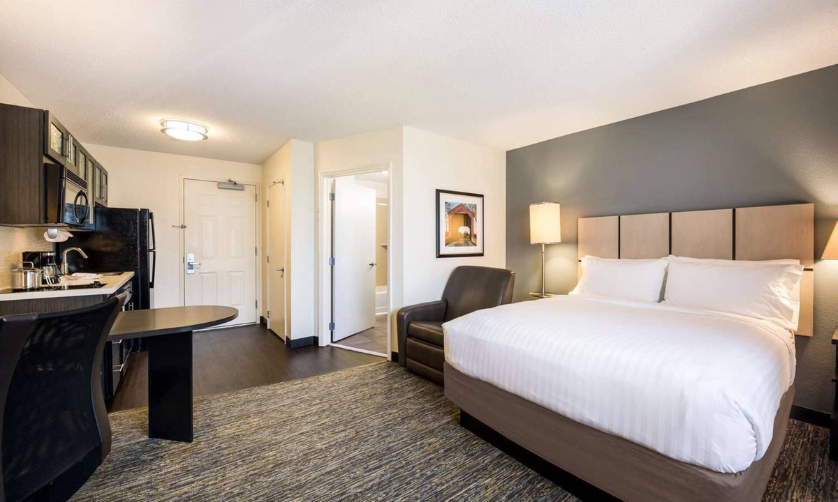 Libertyville Hotel | Affordable Suite w/Full Kitchen – Perfect for Work or Family Stays