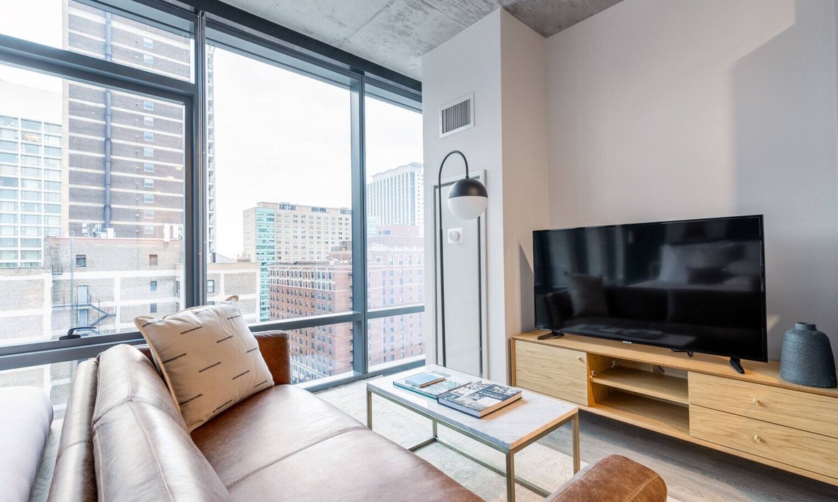 Lake View East Apartment | Airy Lakeview Studio, w/W/D, Gym, near Lincoln Park, by Blueground