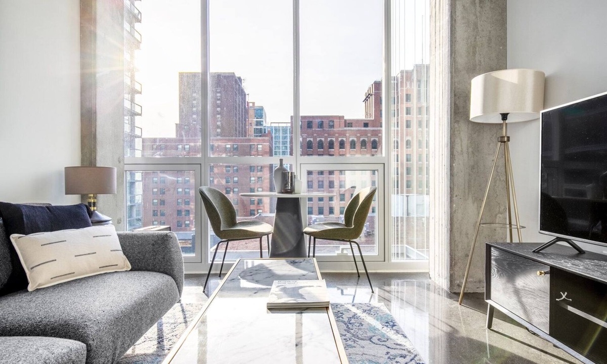 Near North Side Apartment | Airy River North 1BR w/Gym, Pool, near L stop & Beach, by Blueground