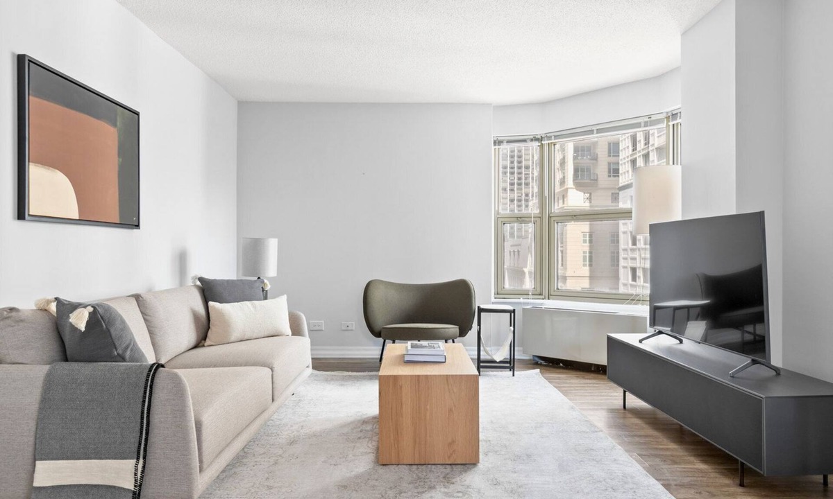 Rush and Division Apartment | Amazing Gold Coast 1BR w/Deck, Gym & Lounge, 1 block to L, by Blueground