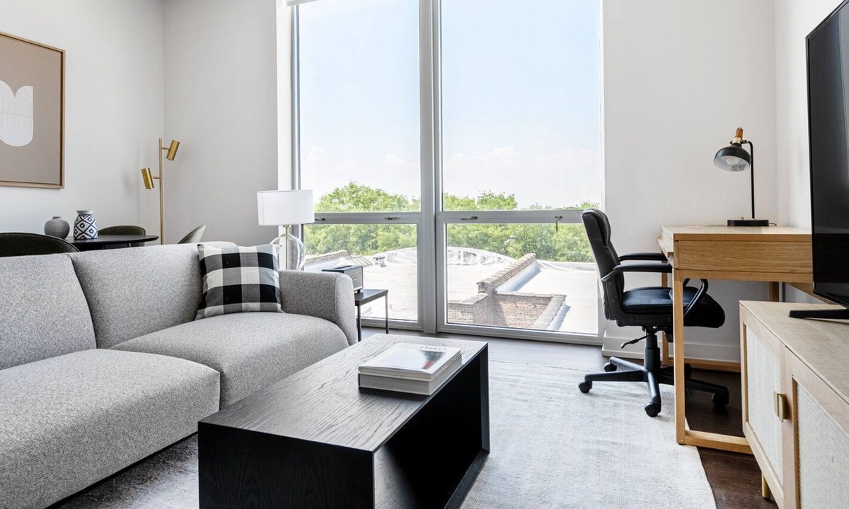 North Center Apartment | Amazing Ravenswood 1BR w/ Rooftop, BBQ, next to Brown line, by Blueground