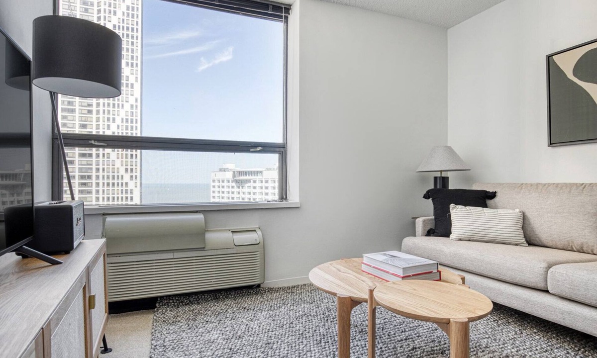 Streeterville Apartment | Amazing Streeterville 1BR w/Gym, Pool, walk to Navy Pier, by Blueground