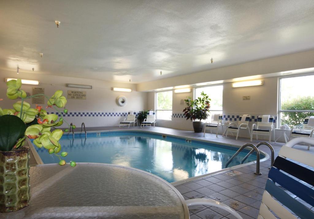 Quad Cities Hotel | AmericInn by Wyndham Moline Airport Quad Cities