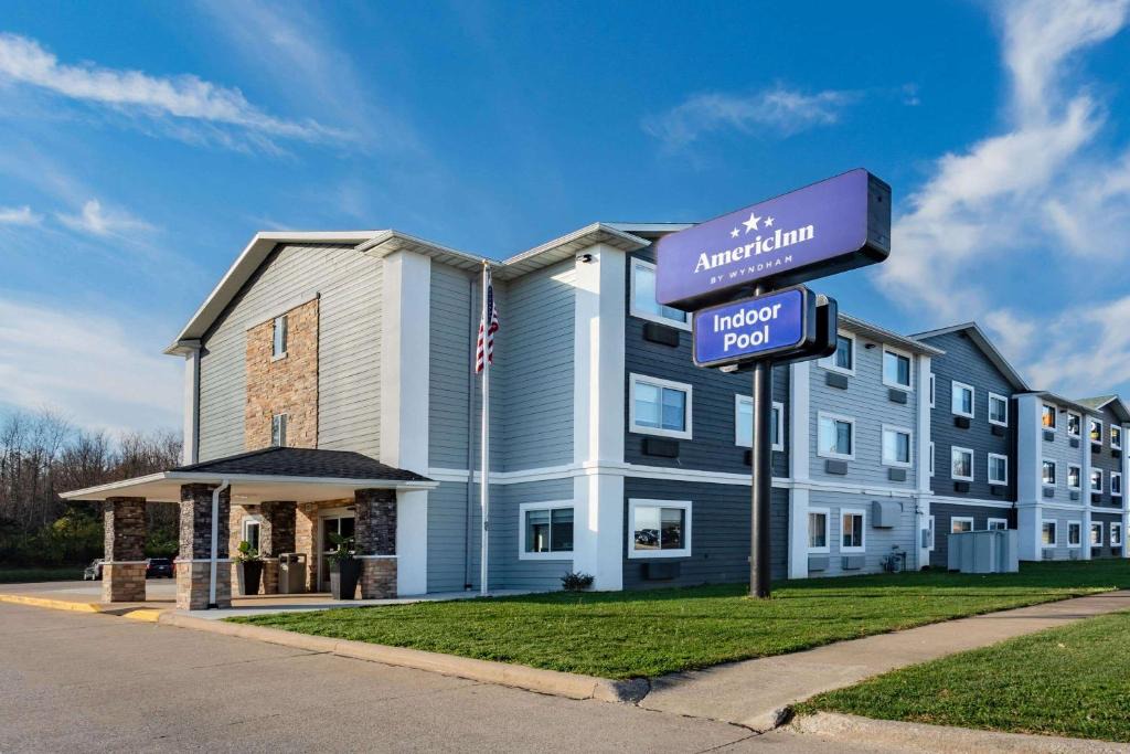 Quincy Hotel | AmericInn by Wyndham Quincy