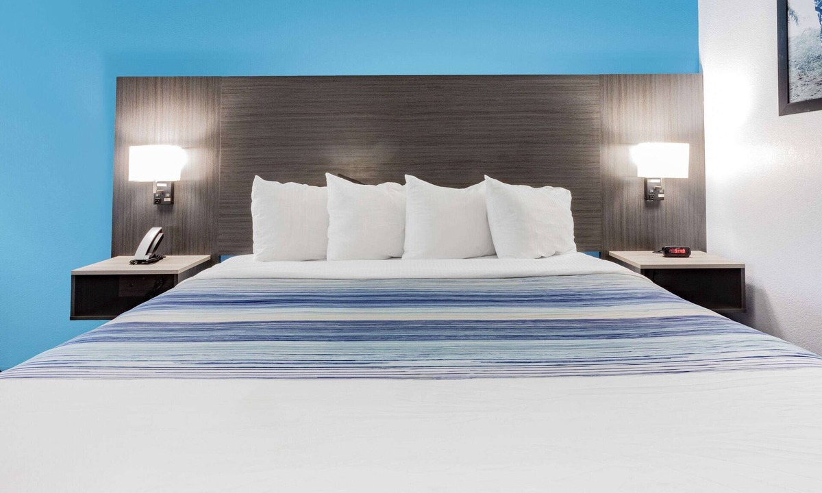 Quincy Hotel | AmericInn by Wyndham Quincy