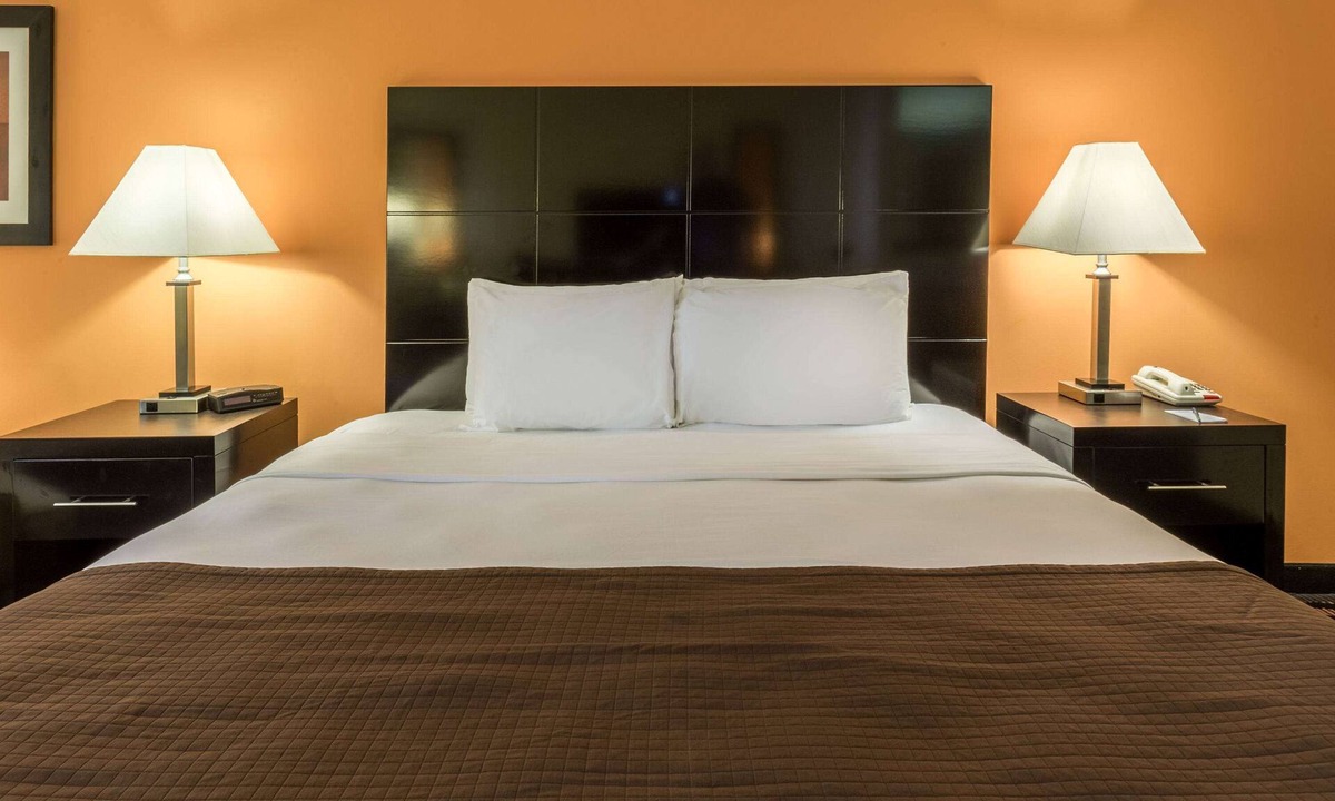 Streator Hotel | AmericInn by Wyndham Streator