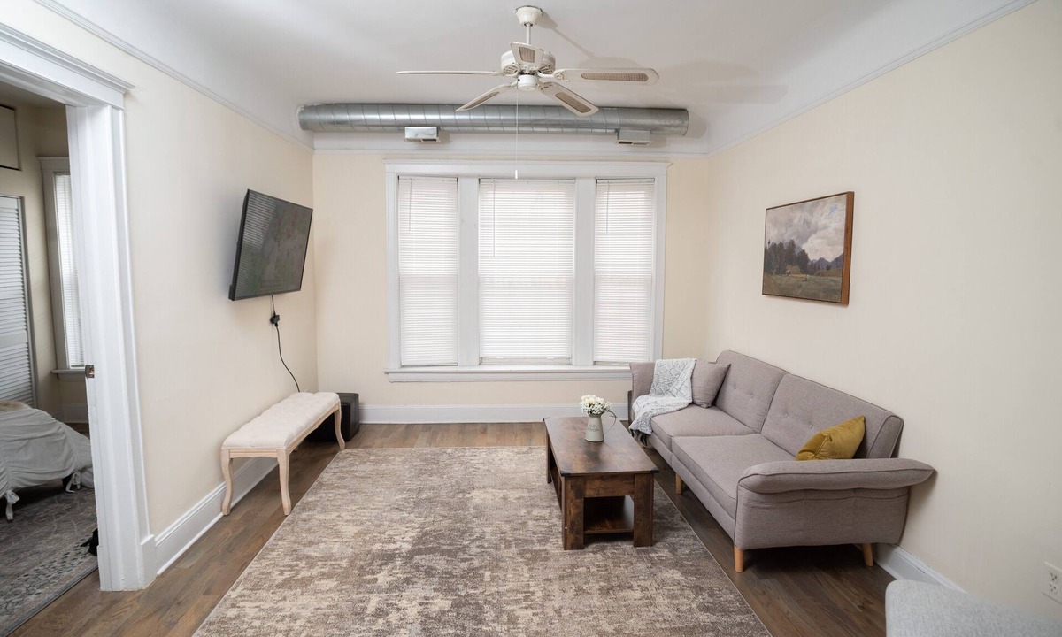 Lakeview Apartment | Apartment on Clark in Wriglleyvile