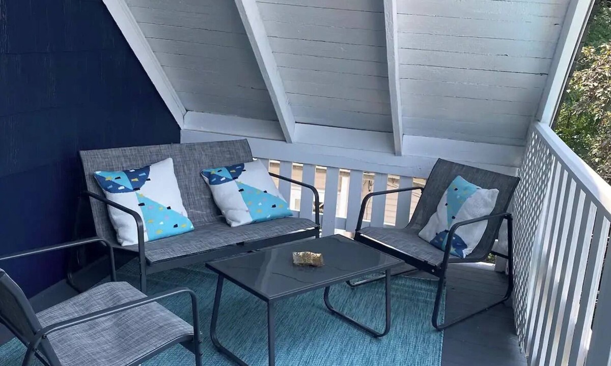 Oak Park Apartment | Award-winning, charming, 1-bedroom apartment with AC, WiFi in Pleasant Oak Park