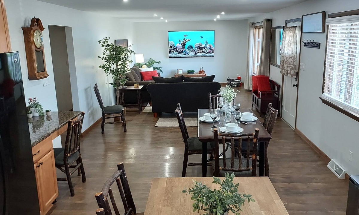 Manteno House | Awesome getaway! Two King beds three smart large screen TVs