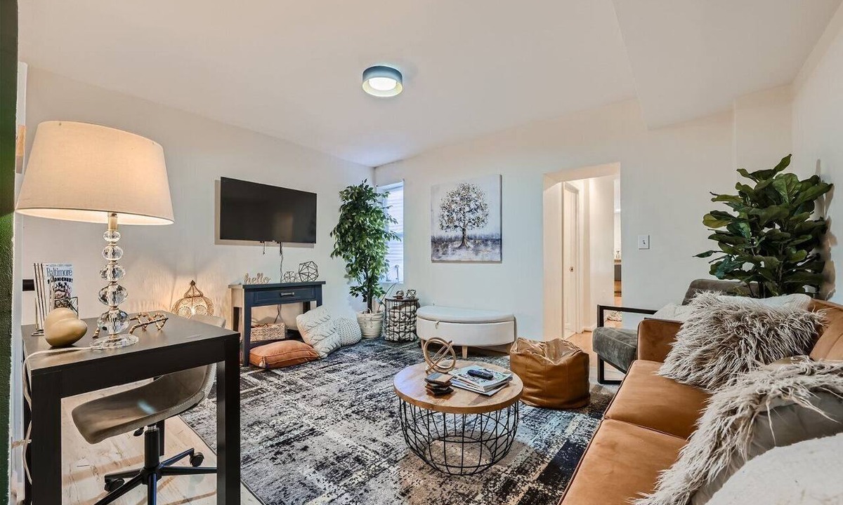 Downtown Baltimore Apartment | Baltimore Beauty! Johns Hopkins! Private Parking!