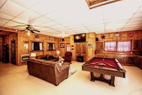 Pottsboro House | Barn-dominum under a canopy of trees 3 beds