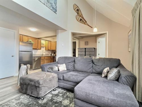 Killington Apartment | BearNecessities- AC, Pool, Hot Tub, Gym, Sauna