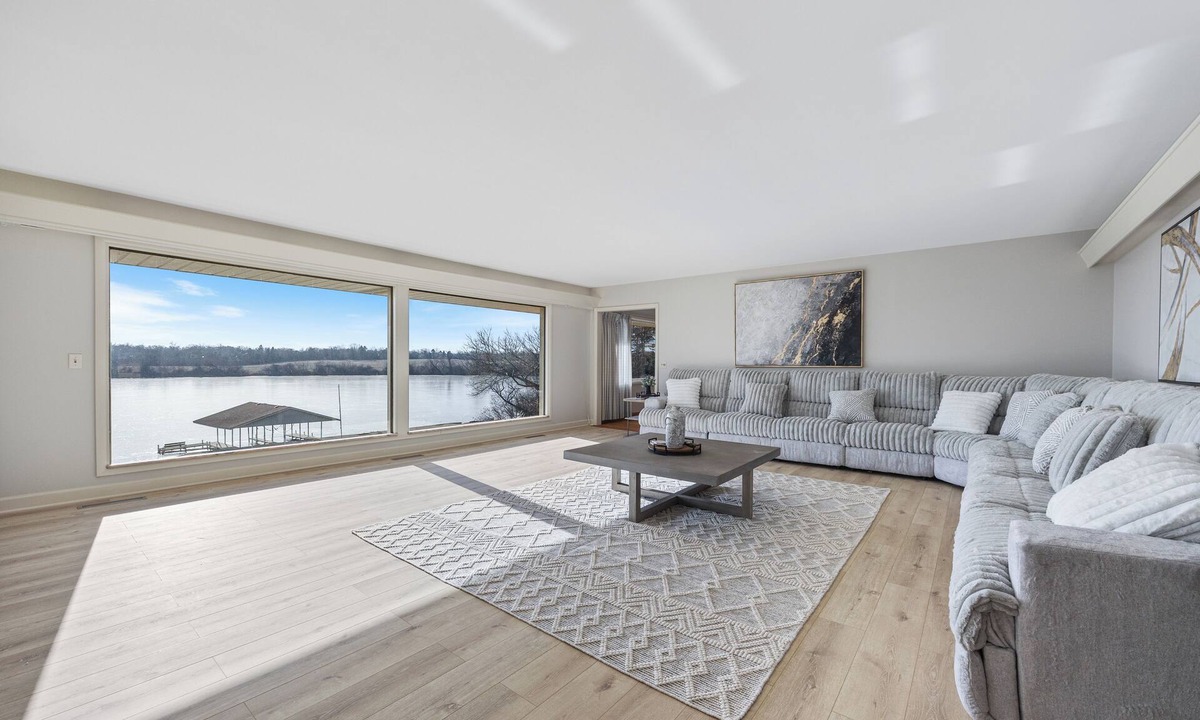 Lake Zurich House | Beautiful 5 bedroom home on private fishing lake