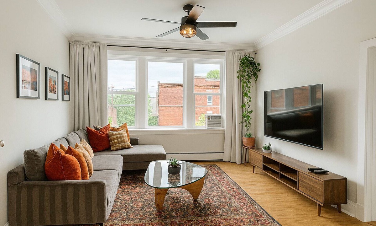 Chicago Apartment | Beautiful Chicago 2BD 1BA, minutes from Downtown!