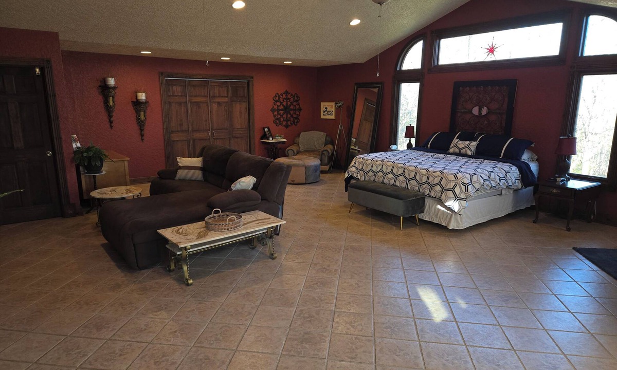 Cobden House | Beautiful home on the wine trail. Pool, cooks kitchen, incredible master suite